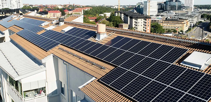 Solcellsanläggning på ett stort tak