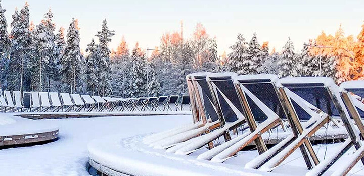 Svensk klimat på vinter med mycket snö och solpaneler.