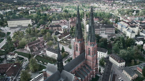 Fotografi över centrala Uppsala Domkyrka och dess omgivningar taget ovainfrån