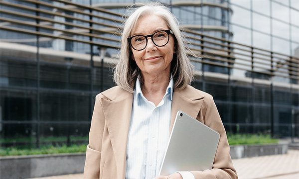 Affärskvinna med laptop