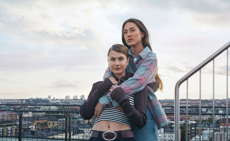 Två kvinnor som står på en takterrass