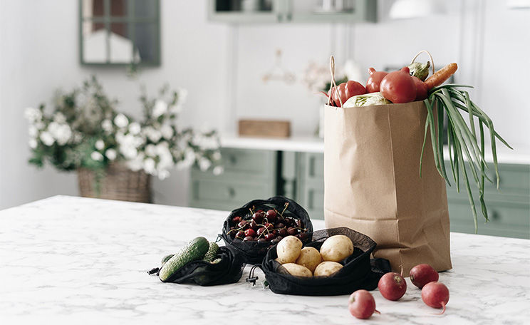 Matkasse på köksbänk