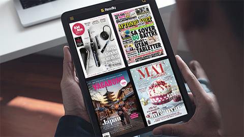 En person håller i en läsplatta.