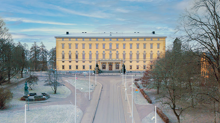 Kvinna utanför Uppsala konsert och kongress