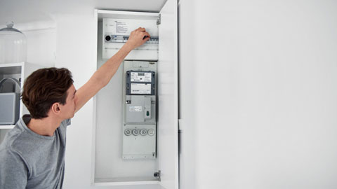 Man kollar proppskåpet