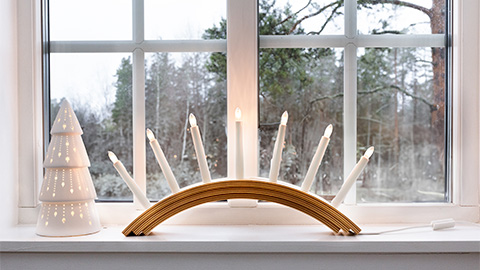 Julljusstake i ett fönster