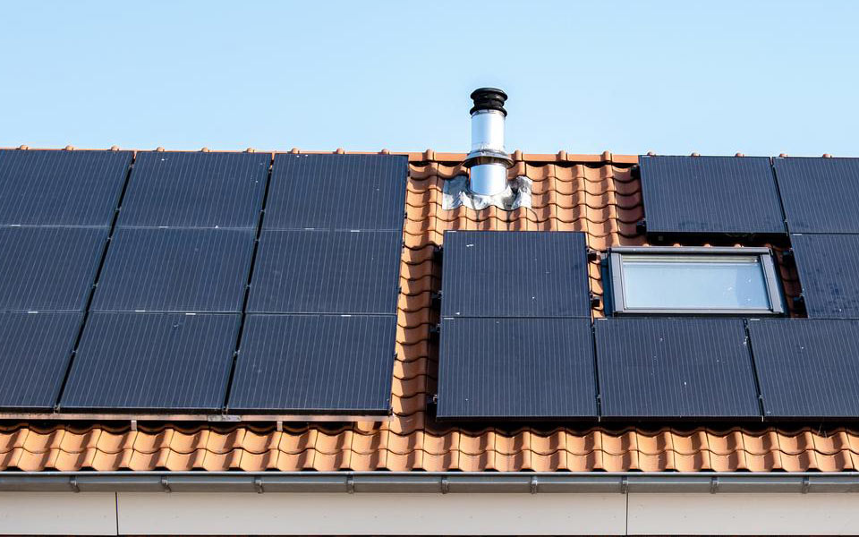 Solceller på ett tegeltak