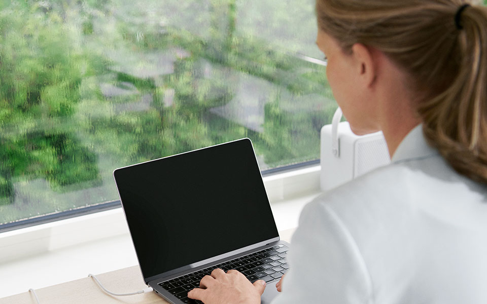 Kvinna med laptop