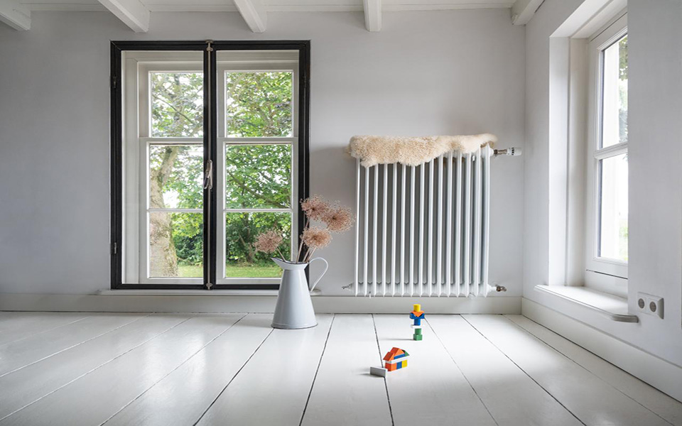 Fönster intill element 