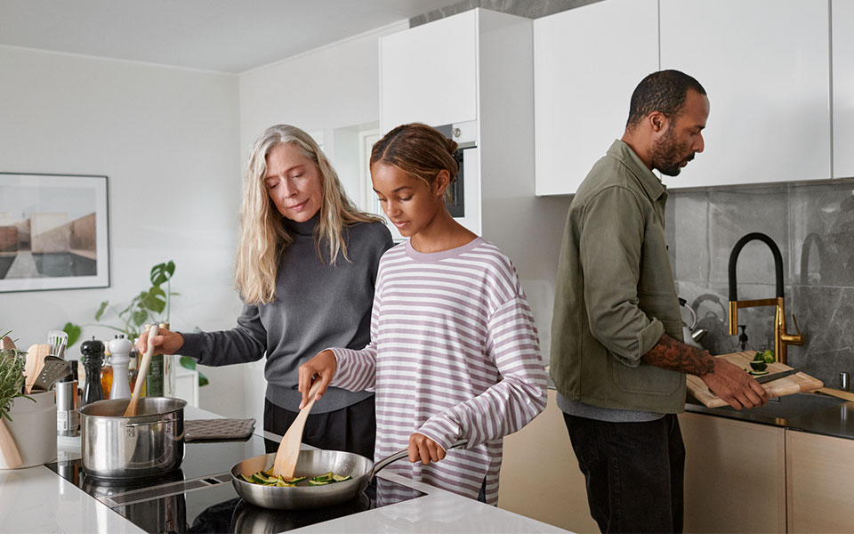 Familj lagar mat