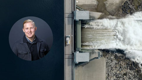 Vy över vattenkraftverk och en bilväg