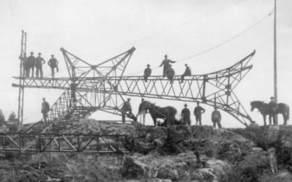 Svartvitt foto på bygge av elledningar