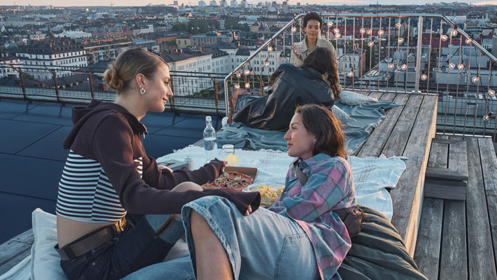 Grupp vänner på ett tak