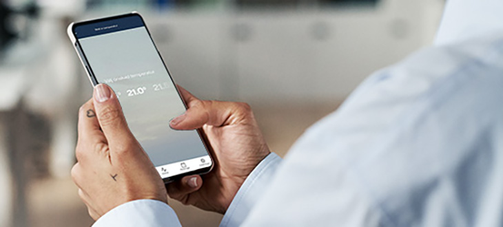 Mobiltelefon som visar appen Smart termostat