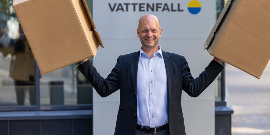 Jens Berggren med två flyttkartonger