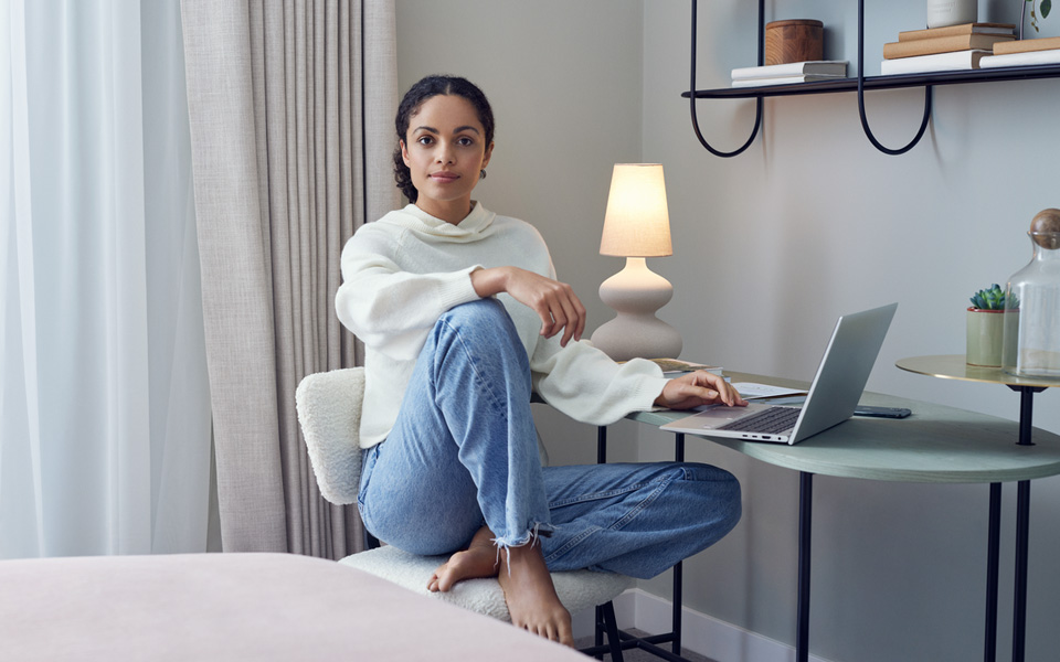 Kvinna som sitter vid ett skrivbord