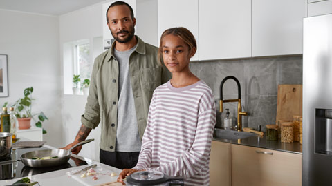 Man och tonåring i ett kök