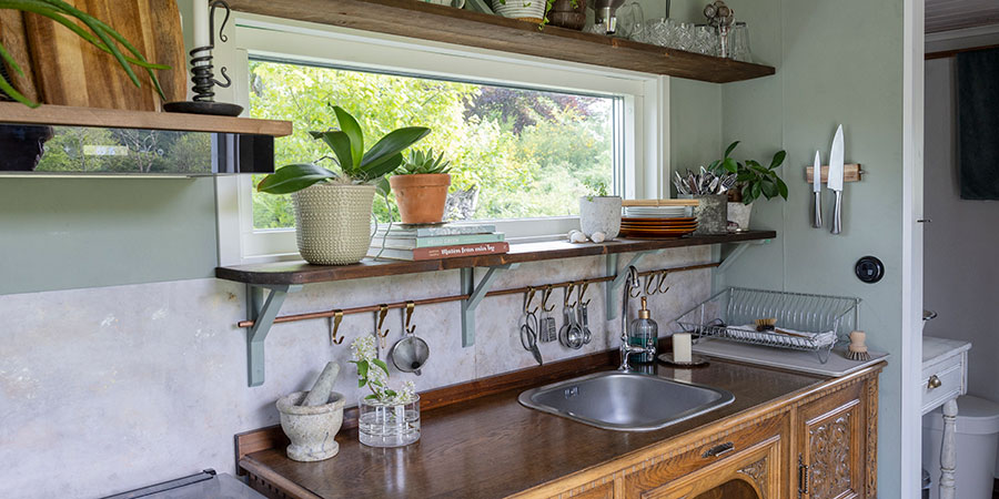 Vy från köket inne i ett tiny house