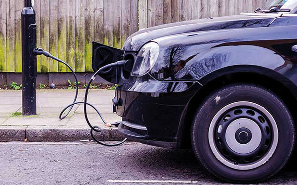 Bil som laddas i lykstople