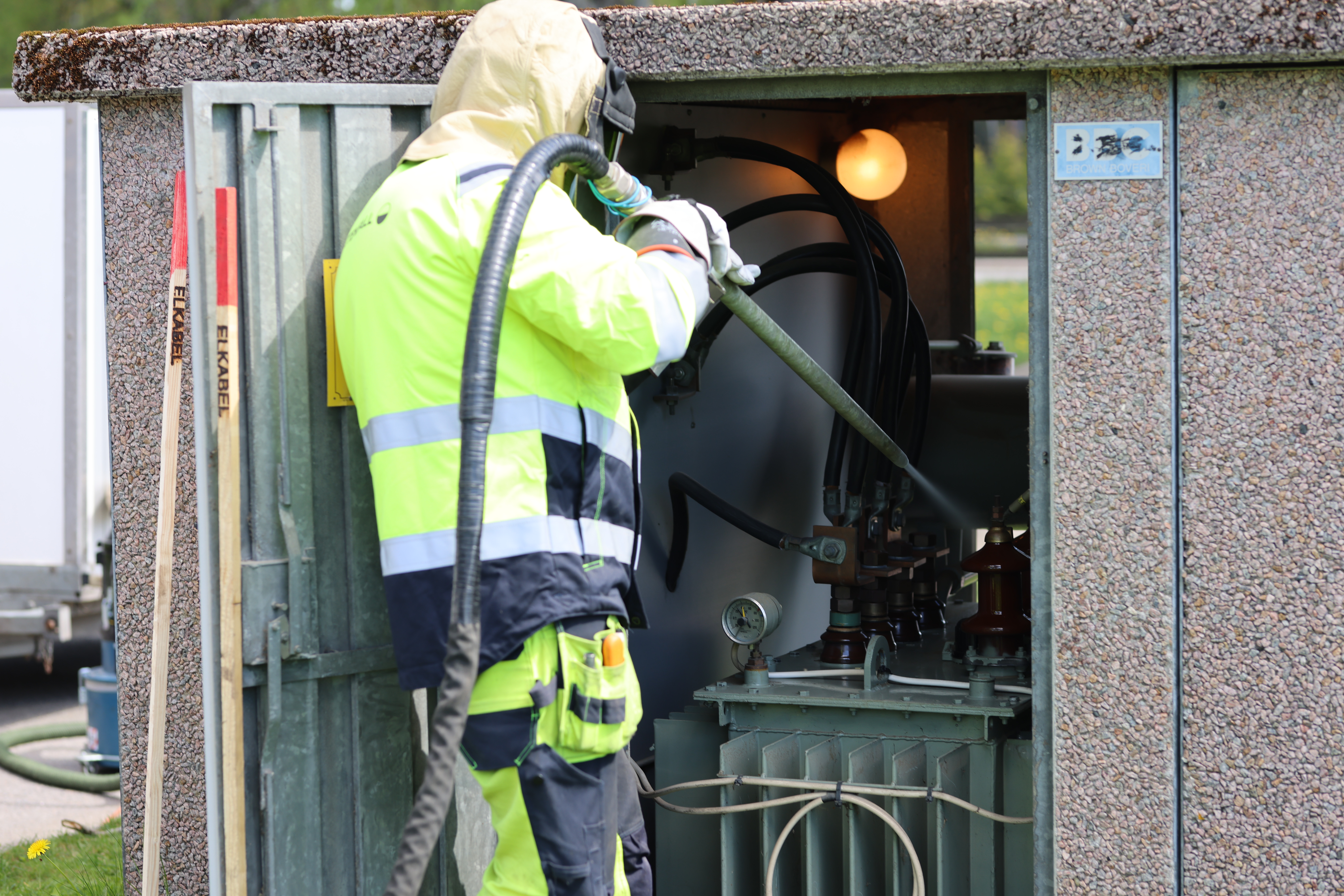 Torrisblästring med spänning på