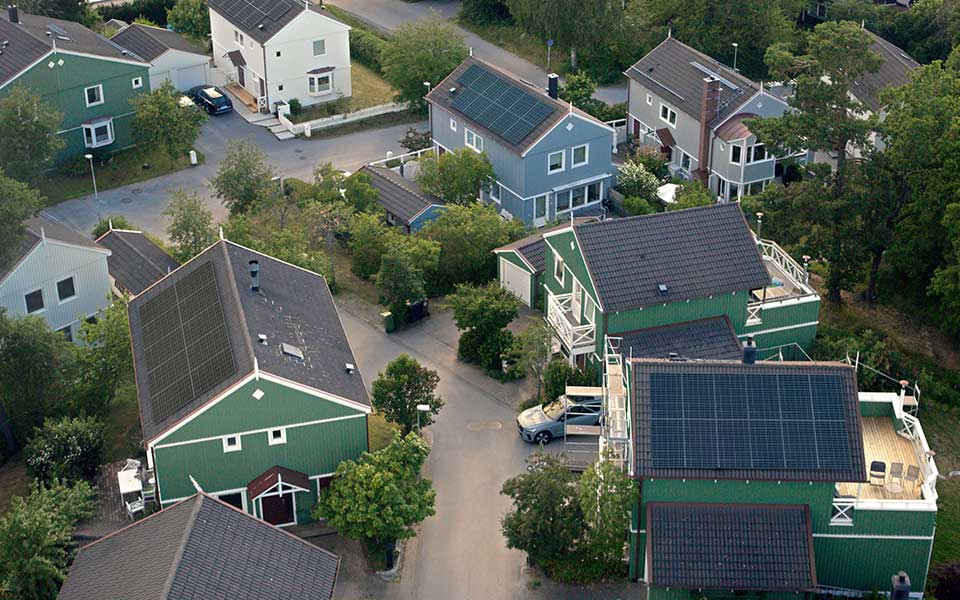 Solpaneler på hustak i ett bostadsområde