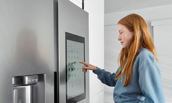 Man och kvinna med bärbar dator