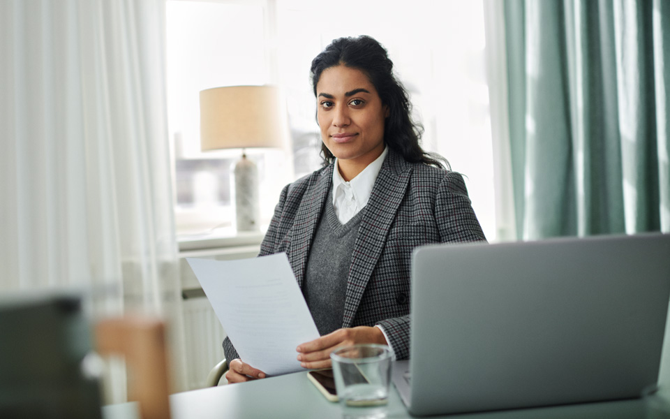 Kvinna framför dator