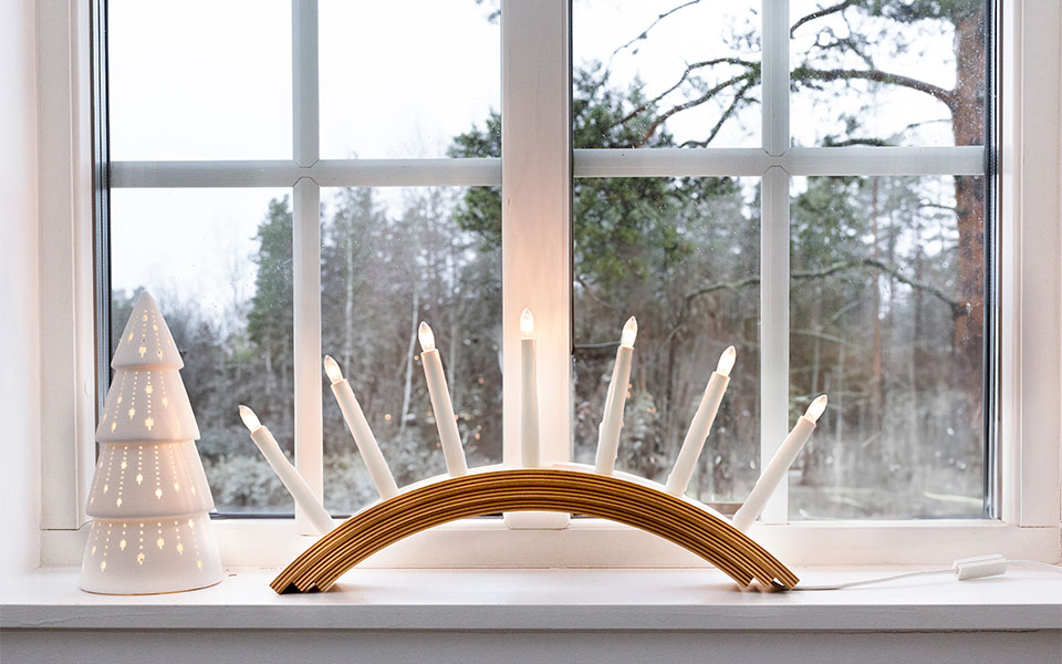 Adventsljusstake i ett fönster