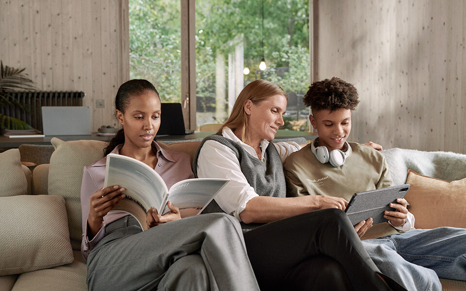 Familj sitter på soffan