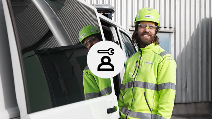 En servicetekniker som ler utanför sin bil