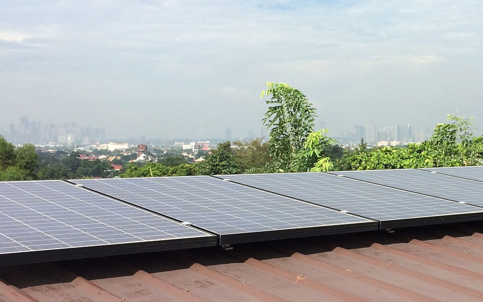 Solpaneler på ett hustak