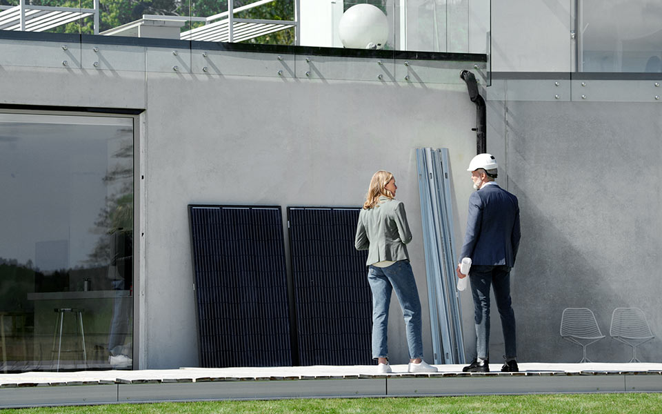 Kvinna och man planerar solcellsinstallation
