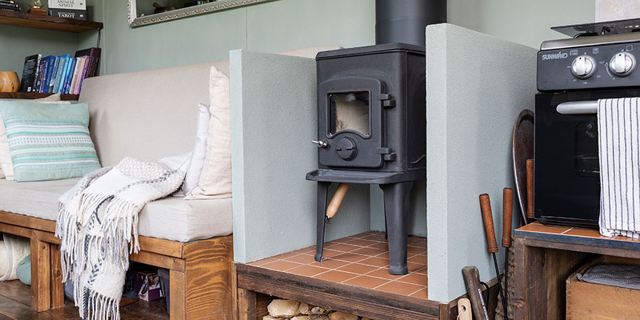 Soffa och braskamin inne i ett tiny house