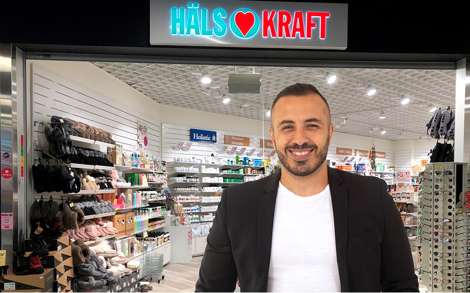 Bild på Hälsokrafts VD Rani Malk framför en butik.