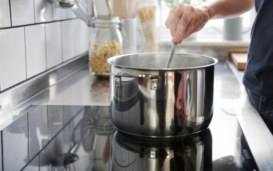 Kastrull med kokande pasta