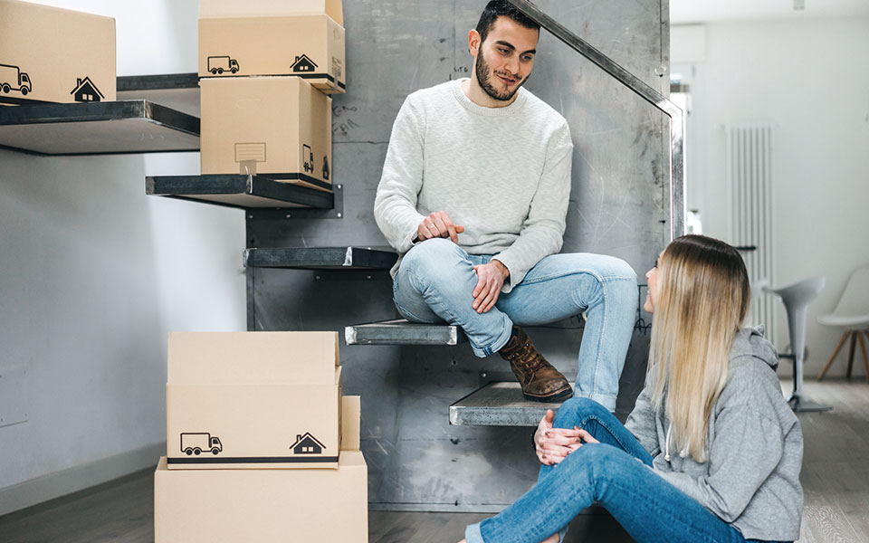 Par sitter i en trappa