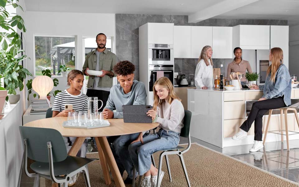 Familj och vänner som umgås i ett kök