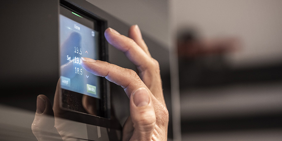 Närbild på display för bergvärmepump