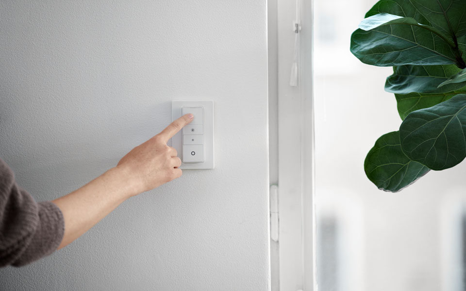 Hand som trycker på en lampknapp