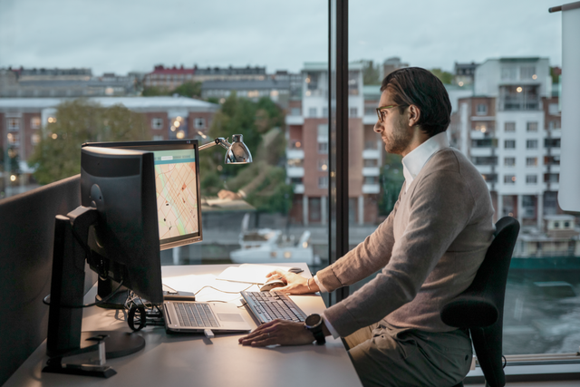 Man sitter vid en dator