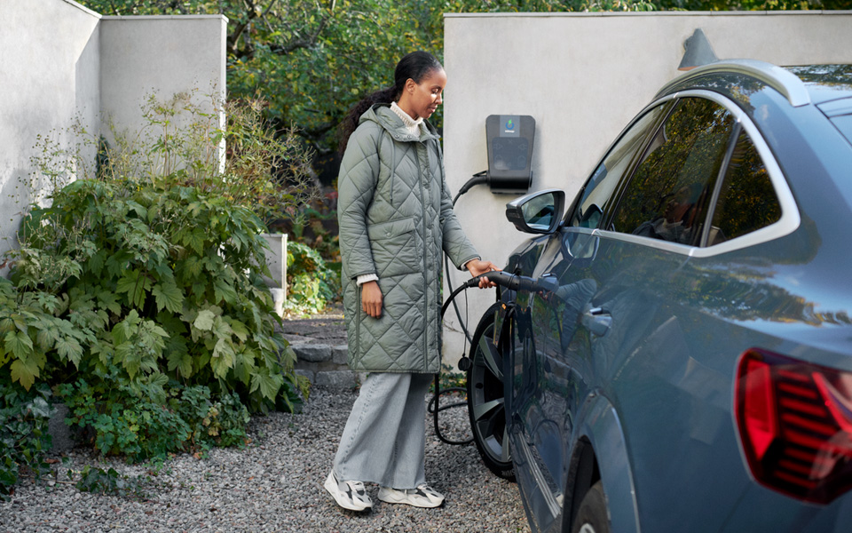 Kvinna som laddar elbil