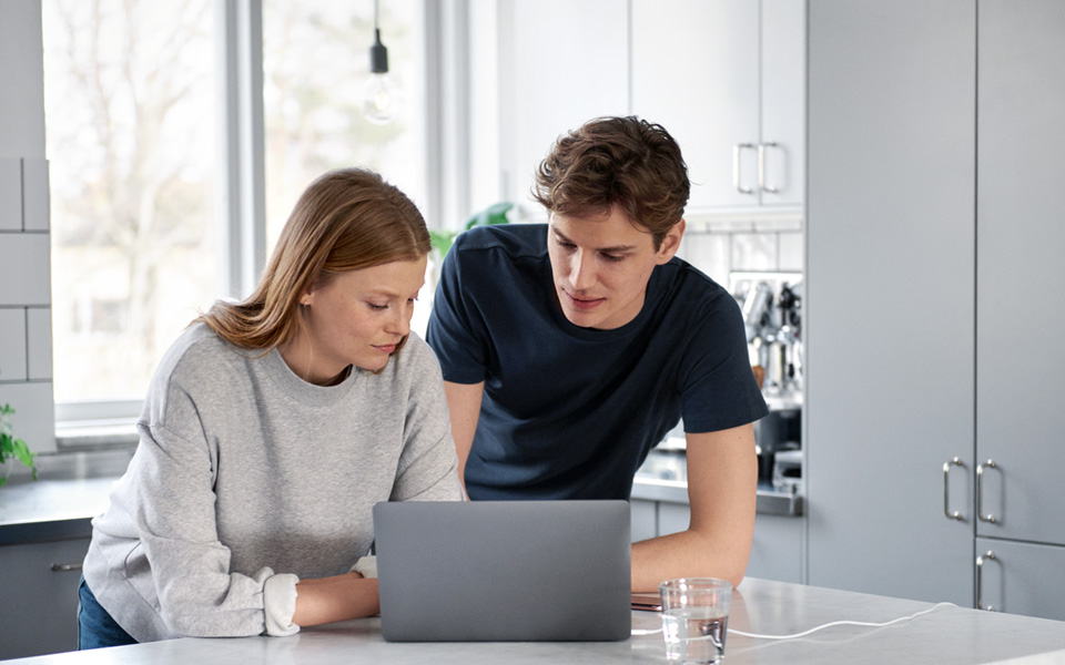 Man och kvinna framför dator