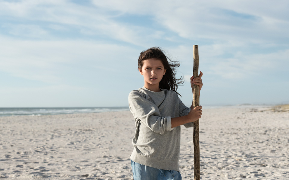 Flicka på en strand
