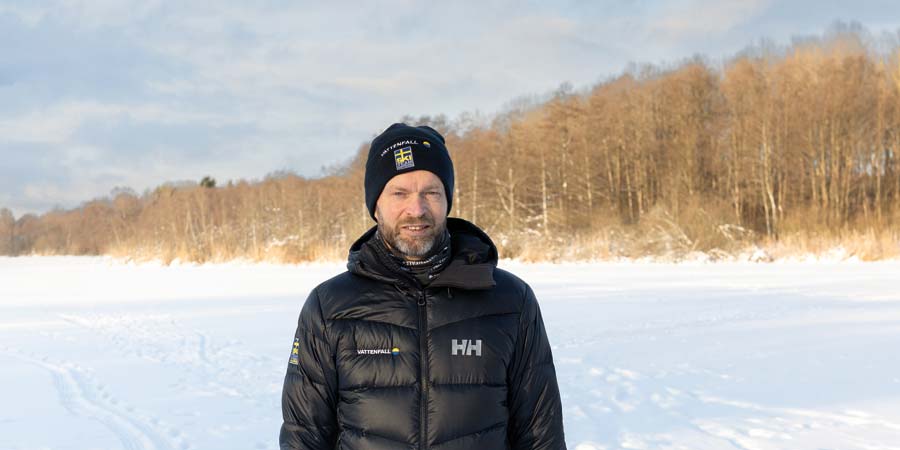 Jens Berggren står i ett vintrigt landskap