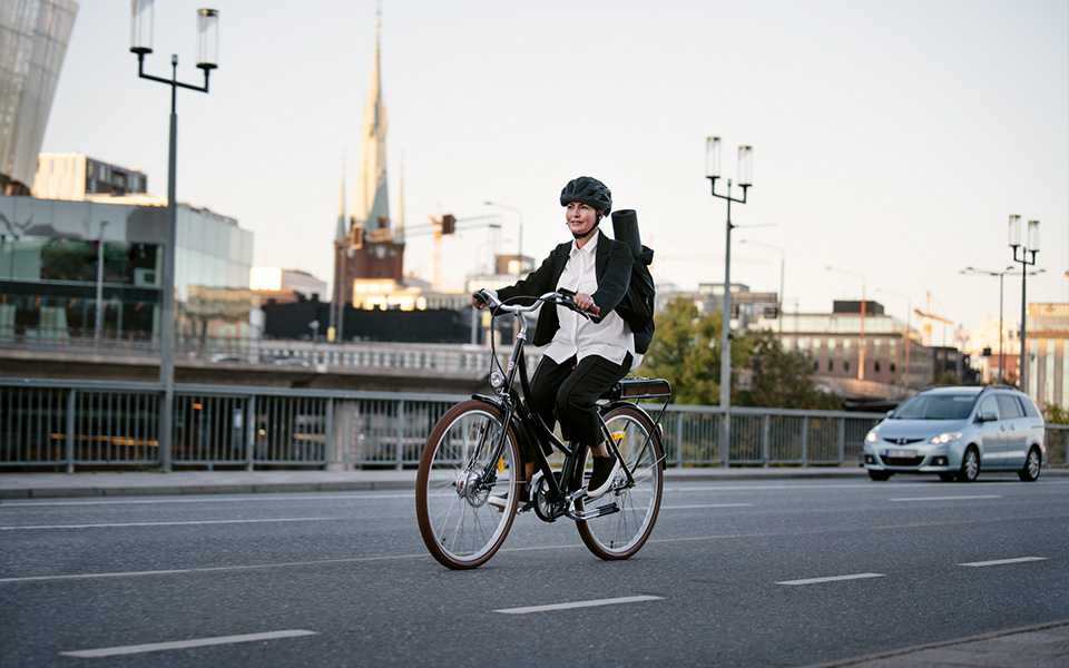 Kvinna på cykel i stan