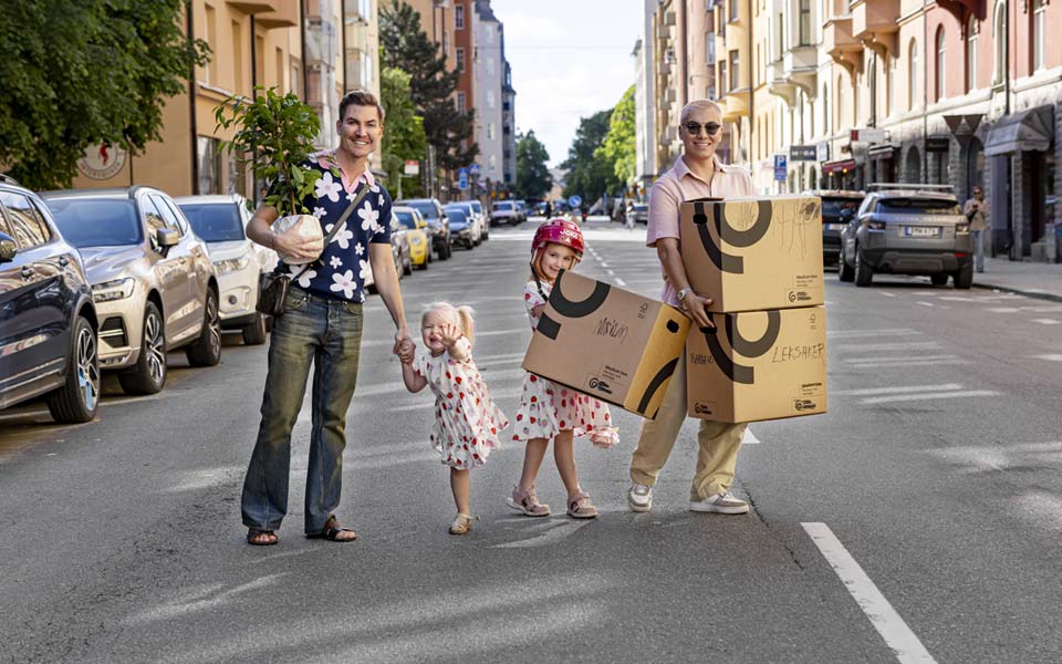 Familjen Valencia med flyttkartonger