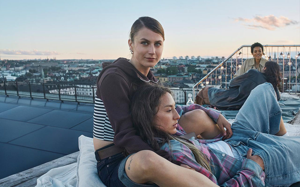 Fyra ungdomar som sitter på en takterrass