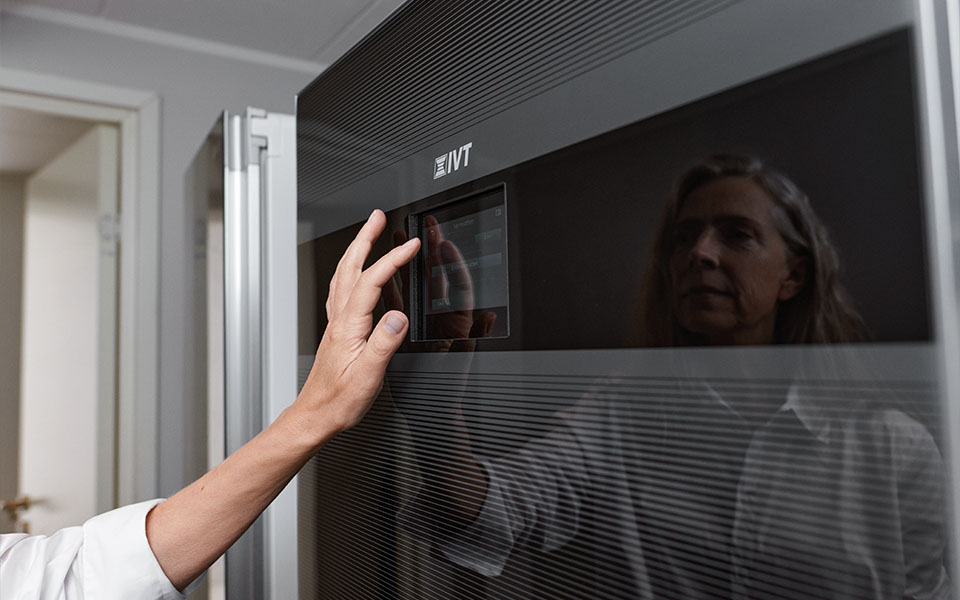 Kvinna testar värmepump.