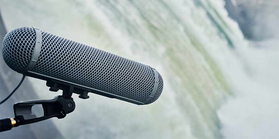 Mikrofon som fångar upp ljud av ett vattenfall