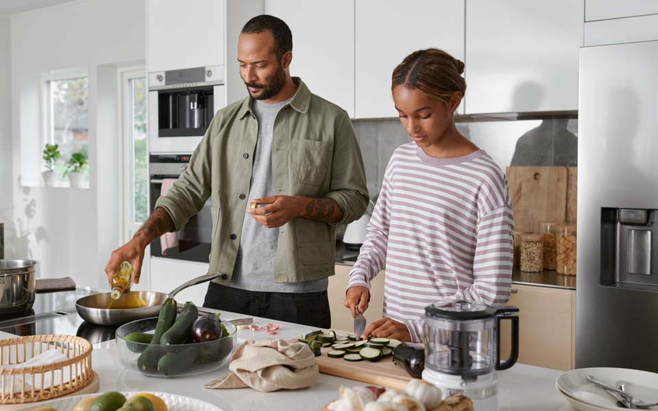 Familj som lagar mat